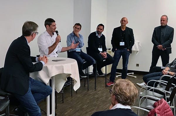 Ärztliche Kompetenz auf dem Podium: Dr. med. Andree Ellermann ( Dr. med. Ärztlicher Direktor der ARCUS Sportklinik), Kurt Mosetter (RB Leipzig), Dr. med. Burak Yildirim (Bayer 04 Leverkusen), Dr. Dr. Andreas Först (Brose Bamberg) und Dr. med. Thomas Frölich (TSG 1899 Hoffenheim). Verdeckt ist Dr. Peter Stiller (FC Augsburg) zusammen mit Handballweltmeister Henning Fritz.